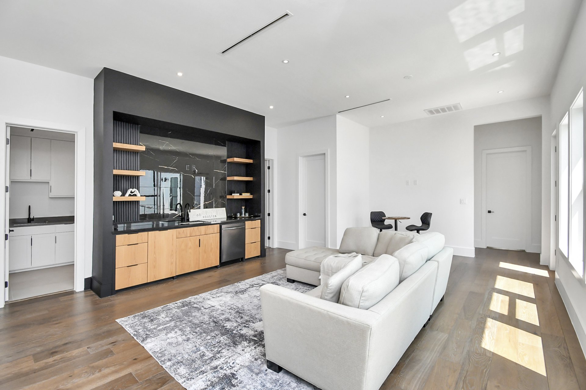 Second living area with a secondary bar
